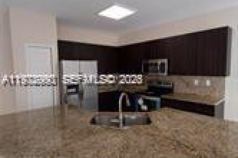 Снять в аренду таунхаус в Майами, Флорида 3 спальни, 164.99м2, № 2044630 - фото 2