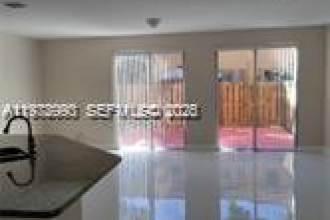 Снять в аренду таунхаус в Майами, Флорида 3 спальни, 164.99м2, № 2044630 - фото 9