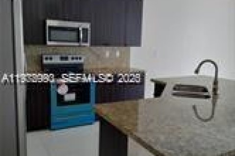 Снять в аренду таунхаус в Майами, Флорида 3 спальни, 164.99м2, № 2044630 - фото 4