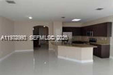 Снять в аренду таунхаус в Майами, Флорида 3 спальни, 164.99м2, № 2044630 - фото 3