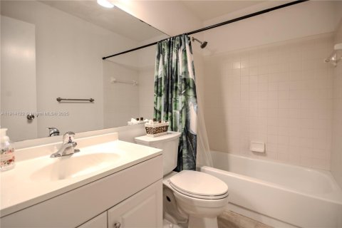 Купить таунхаус в Маргит, Флорида 2 спальни, 117.61м2, № 2082414 - фото 13
