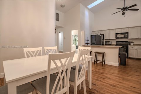 Купить таунхаус в Маргит, Флорида 2 спальни, 117.61м2, № 2082414 - фото 3