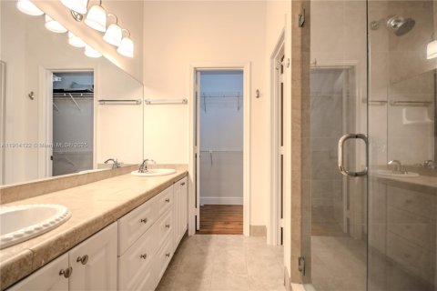 Купить таунхаус в Маргит, Флорида 2 спальни, 117.61м2, № 2082414 - фото 16