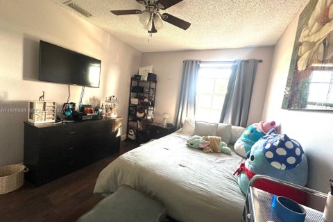 Villa ou maison à vendre à Pembroke Pines, Floride: 4 chambres, 191.56 m2 № 1989365 - photo 28