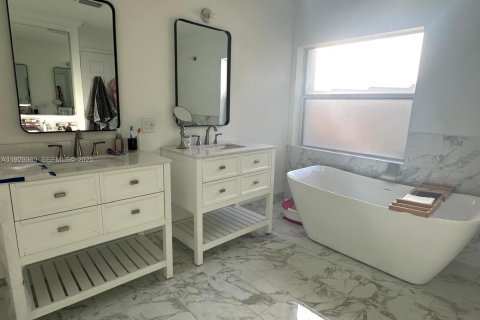 Villa ou maison à vendre à Pembroke Pines, Floride: 4 chambres, 191.56 m2 № 1989365 - photo 23