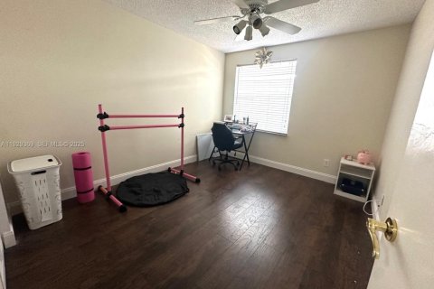 Villa ou maison à vendre à Pembroke Pines, Floride: 4 chambres, 191.56 m2 № 1989365 - photo 29