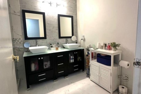 Villa ou maison à vendre à Pembroke Pines, Floride: 4 chambres, 191.56 m2 № 1989365 - photo 18