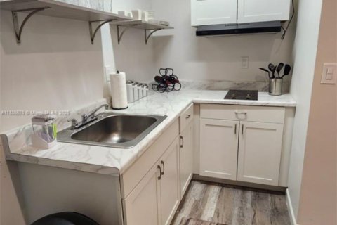 Immobilier commercial à louer à Port St. Lucie, Floride: 1 chambre, 115.2 m2 № 1818572 - photo 1
