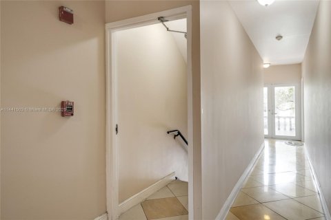 Propiedad comercial en venta en Miami, Florida, 1191.47 m2 № 1967350 - foto 3