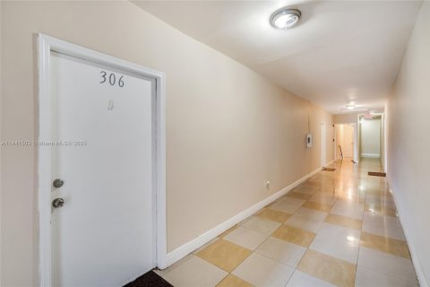 Propiedad comercial en venta en Miami, Florida, 1191.47 m2 № 1967350 - foto 9