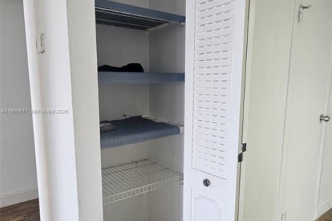 Condominio en alquiler en Hallandale Beach, Florida, 1 dormitorio, 85.01 m2 № 2081315 - foto 9