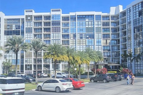 Condominio en alquiler en Hallandale Beach, Florida, 1 dormitorio, 85.01 m2 № 2081315 - foto 3