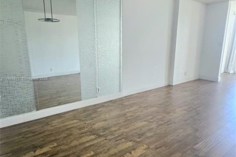 Condominio en alquiler en Hallandale Beach, Florida, 1 dormitorio, 85.01 m2 № 2081315 - foto 7