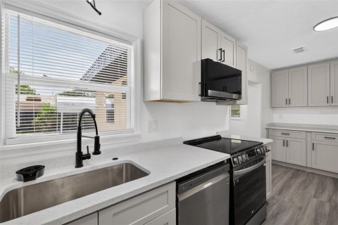 Casa en venta en Fruitland Park, Florida, 3 dormitorios, 156.17 m2 № 2199385 - foto 18