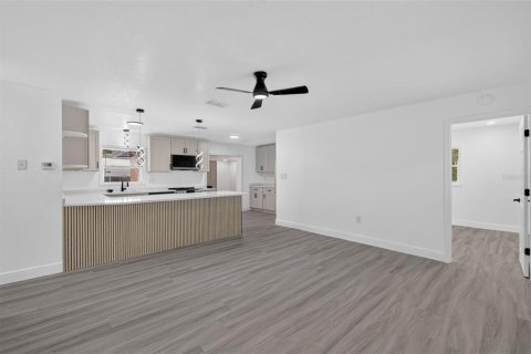 Casa en venta en Fruitland Park, Florida, 3 dormitorios, 156.17 m2 № 2199385 - foto 9