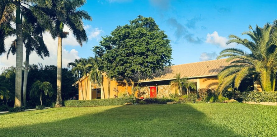 House in Davie, Florida 4 bedrooms, 279.08 sq.m. № 1689467