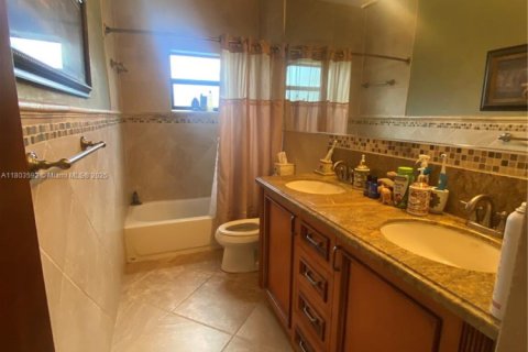 House in Davie, Florida 4 bedrooms, 279.08 sq.m. № 1689467 - photo 12