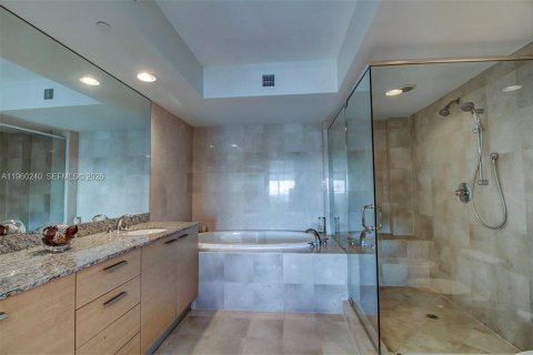 Condo in Hallandale Beach, Florida, 3 bedrooms  № 2052897 - photo 11