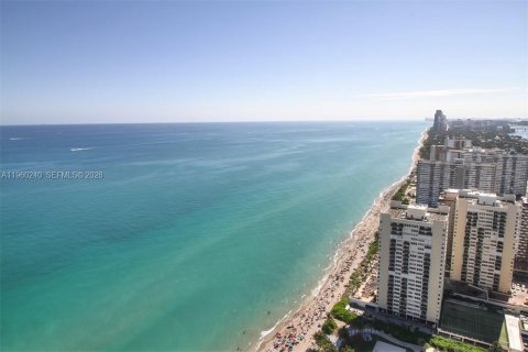 Condo in Hallandale Beach, Florida, 3 bedrooms  № 2052897 - photo 2