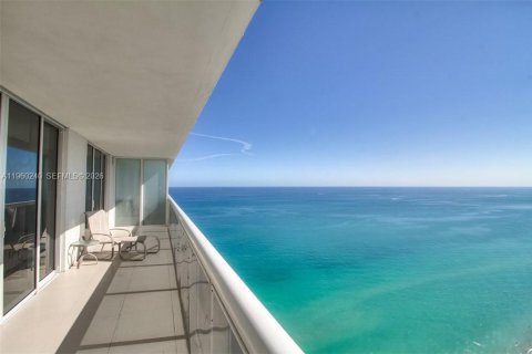 Condo in Hallandale Beach, Florida, 3 bedrooms  № 2052897