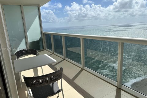 Condo in Hallandale Beach, Florida, 3 bedrooms  № 2052897 - photo 29