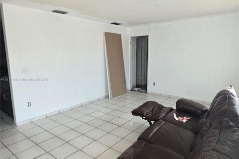 Villa ou maison à vendre à Miami Gardens, Floride: 4 chambres, 117.06 m2 № 1966856 - photo 2