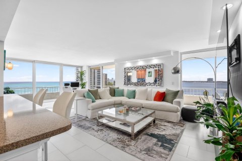 Condominio en venta en Riviera Beach, Florida, 2 dormitorios, 133.31 m2 № 2146780 - foto 2
