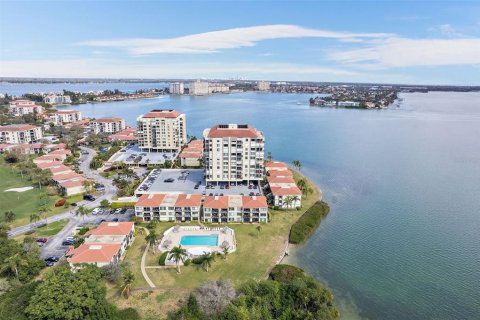 Condominio en Saint Petersburg, Florida, 2 dormitorios № 2222414
