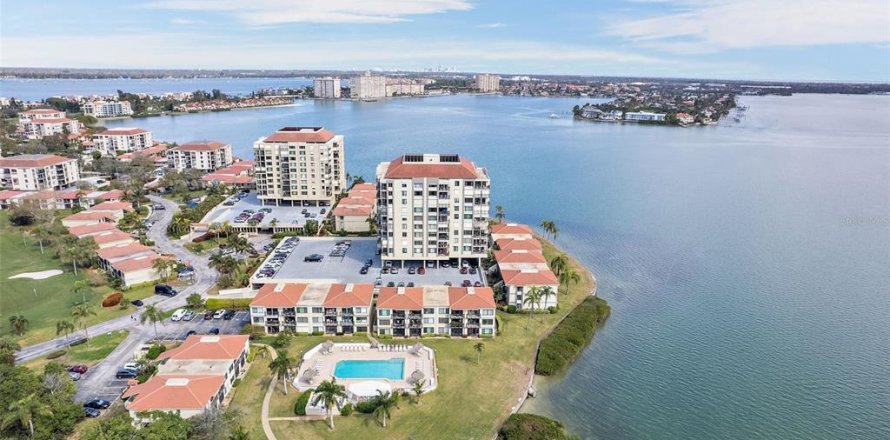 Condominio en Saint Petersburg, Florida, 2 dormitorios  № 2222414