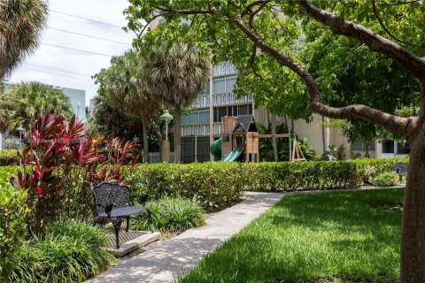 Condo in Hallandale Beach, Florida, 2 bedrooms  № 1881812 - photo 26