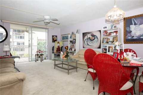 Condo in Hallandale Beach, Florida, 2 bedrooms  № 1881812 - photo 2