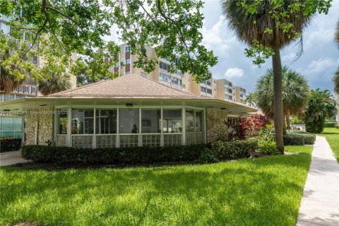 Condo in Hallandale Beach, Florida, 2 bedrooms  № 1881812 - photo 27