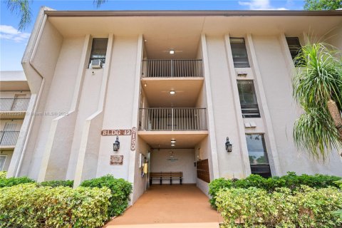 Copropriété à vendre à Tamarac, Floride: 2 chambres, 80.36 m2 № 1816534 - photo 1