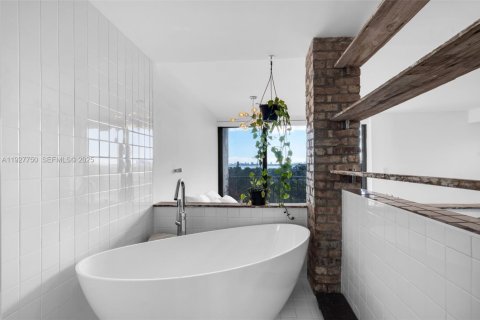 Copropriété à vendre à Miami, Floride: 4 chambres, 295.34 m2 № 1988239 - photo 26