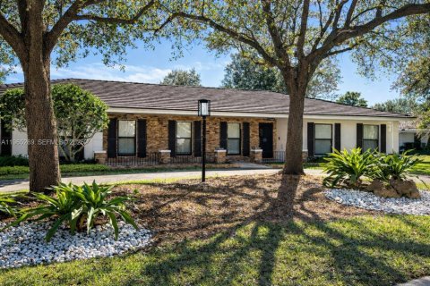 House in Palmetto Bay, Florida 5 bedrooms, 379.04 sq.m. № 2032675