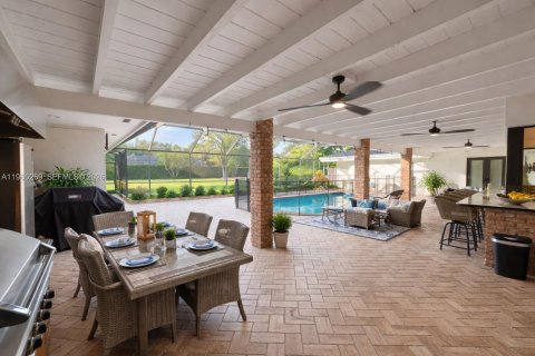 House in Palmetto Bay, Florida 5 bedrooms, 379.04 sq.m. № 2032675 - photo 2