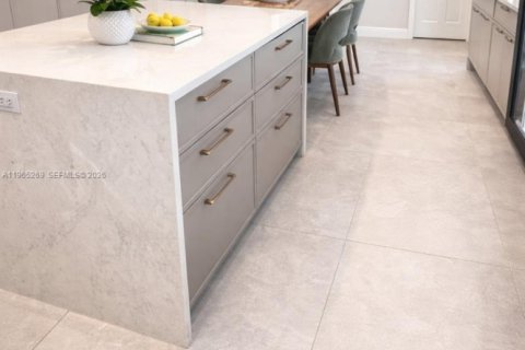 House in Palmetto Bay, Florida 5 bedrooms, 379.04 sq.m. № 2032675 - photo 8