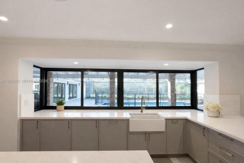 House in Palmetto Bay, Florida 5 bedrooms, 379.04 sq.m. № 2032675 - photo 9