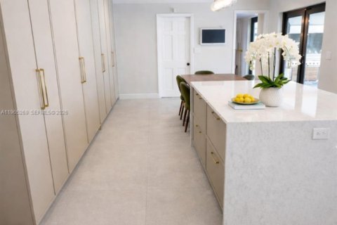 House in Palmetto Bay, Florida 5 bedrooms, 379.04 sq.m. № 2032675 - photo 7