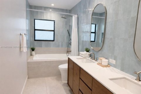 House in Palmetto Bay, Florida 5 bedrooms, 379.04 sq.m. № 2032675 - photo 28