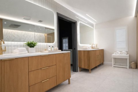 House in Palmetto Bay, Florida 5 bedrooms, 379.04 sq.m. № 2032675 - photo 21