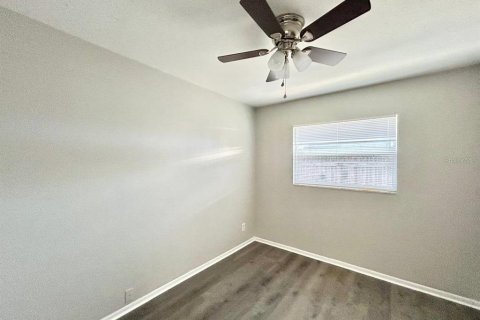 House in Saint Petersburg, Florida 4 bedrooms, 120.77 sq.m. № 2258875 - photo 17