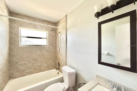 House in Saint Petersburg, Florida 4 bedrooms, 120.77 sq.m. № 2258875 - photo 21