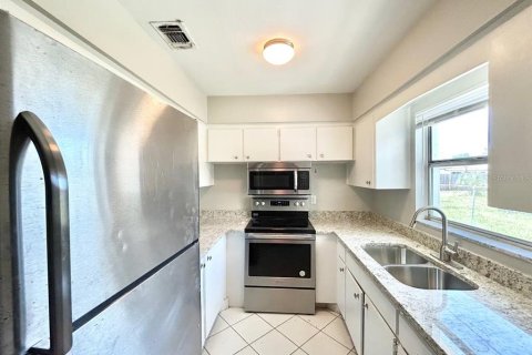 House in Saint Petersburg, Florida 4 bedrooms, 120.77 sq.m. № 2258875 - photo 11