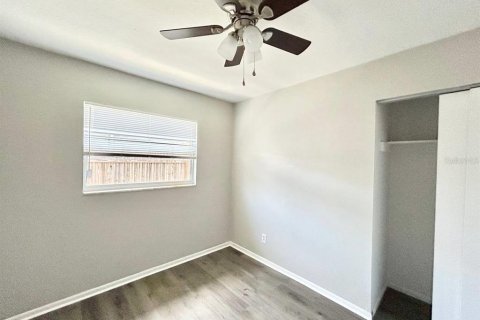 House in Saint Petersburg, Florida 4 bedrooms, 120.77 sq.m. № 2258875 - photo 18