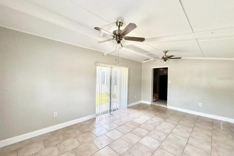 House in Saint Petersburg, Florida 4 bedrooms, 120.77 sq.m. № 2258875 - photo 7