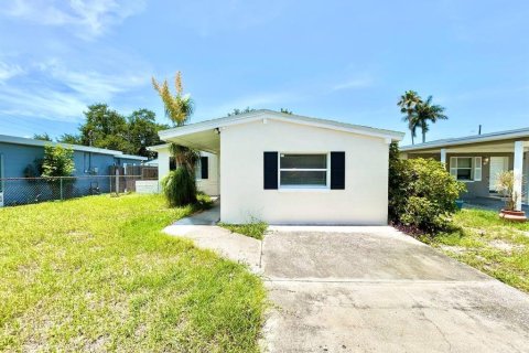 House in Saint Petersburg, Florida 4 bedrooms, 120.77 sq.m. № 2258875 - photo 2