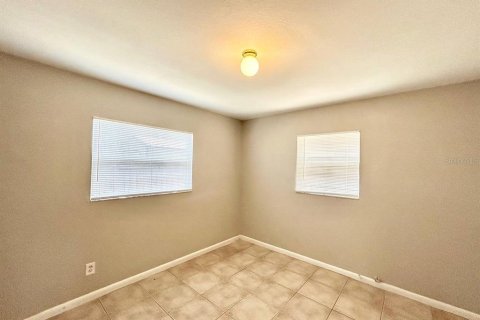House in Saint Petersburg, Florida 4 bedrooms, 120.77 sq.m. № 2258875 - photo 22