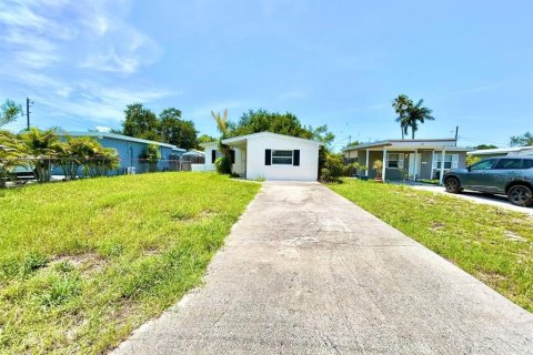 House in Saint Petersburg, Florida 4 bedrooms, 120.77 sq.m. № 2258875 - photo 3
