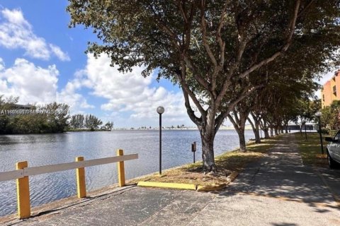 Condominio en venta en Miami, Florida, 2 dormitorios, 73.67 m2 № 2032255 - foto 11